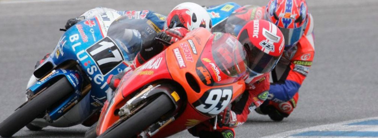 motociclistas en carrera