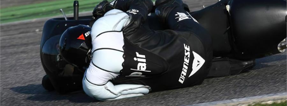 motorista cayendose con el chaleco de airbag puesto que le protege