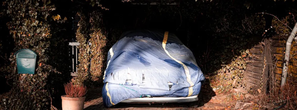Coche aparcado con lona 