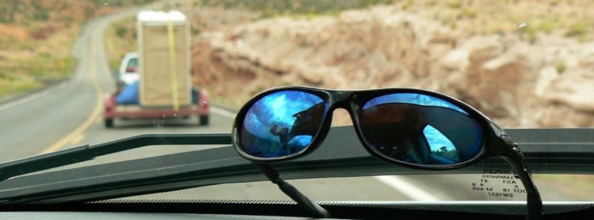 gafas de sol en el salpicadero del coche