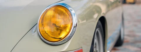 ¿Es legal llevar luces amarillas en el coche?