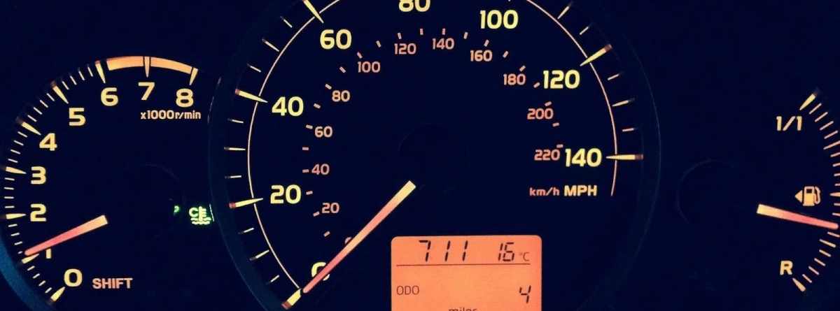 Odómetro digital iluminado en el cuadro de mandos de un coche mostrando el kilometraje acumulado. 
